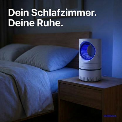 QuitMos Pro USB Mückenfänger auf Nachttisch im Schlafzimmer für ruhige Nächte ohne Summen und Mückenstiche